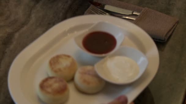 Kellner legt Teller mit Käsekuchen auf den Tisch — Stockvideo