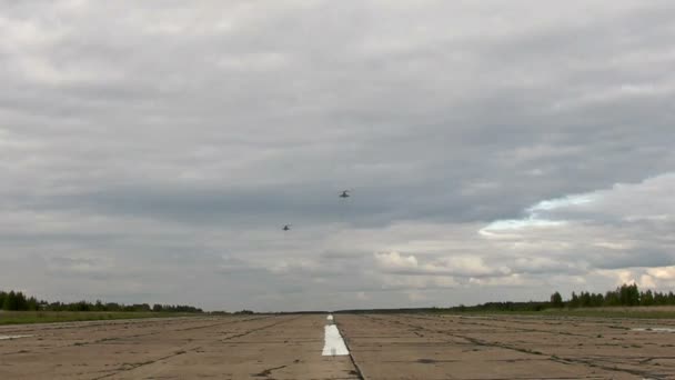 Helicóptero decolando do vídeo da pista — Vídeo de Stock