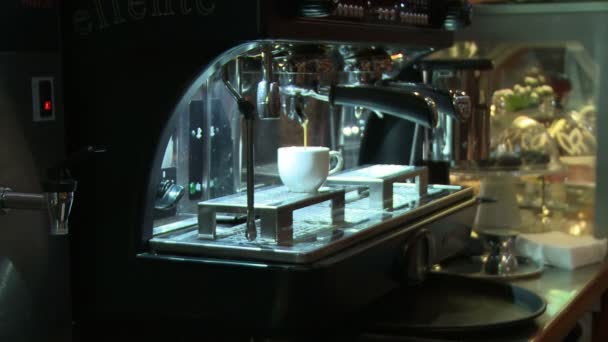 Barista operando la máquina de café en un café — Vídeos de Stock