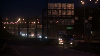 Bir akşam şehir trafiğinin görünümü