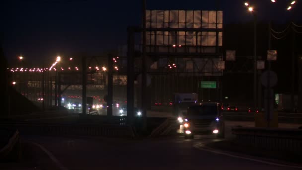 Vue d'un trafic urbain nocturne — Video