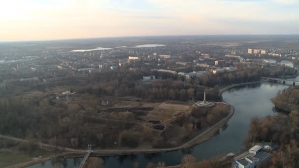 Flygfoto av en stadsdel och flod — Stockvideo