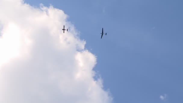 Самолеты летят высоко в голубом небе видео — стоковое видео