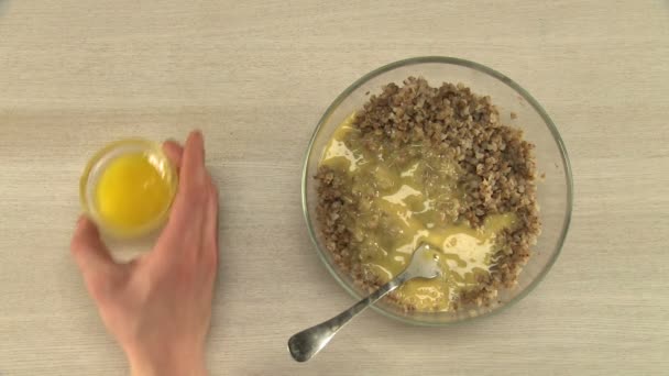 Cocinero revolviendo huevos en un video bowl — Vídeos de Stock