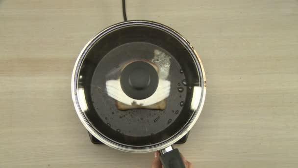 Видео открытия крышки сковородки поваром — стоковое видео