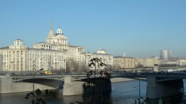Şehir merkezindeki köprüde trafik var.