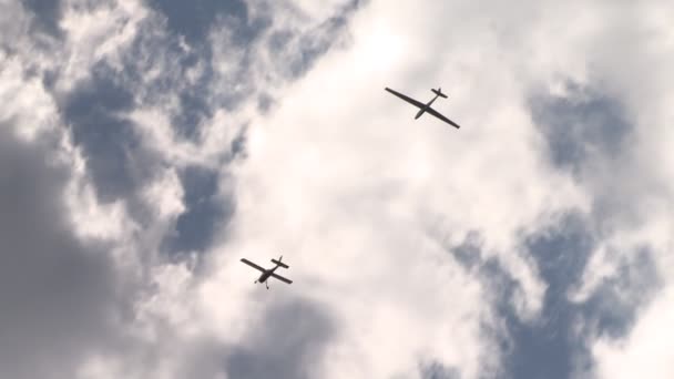 Avions volant haut dans le ciel bleu vidéo — Video