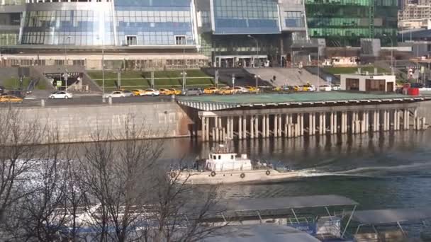 Schip zeilen per rivier langs de stads Dijk — Stockvideo