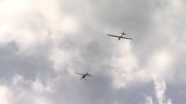 Aviões voando alto no céu azul vídeo — Vídeo de Stock