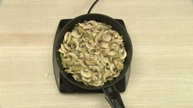 Bitkisel yağ üstten görünüm üzerinde kızartma doğranmış soğan