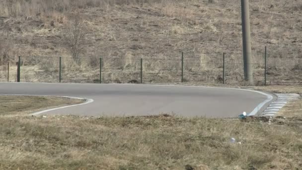 Carrera de karting con coches en ronda — Vídeo de stock