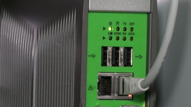 Комп'ютерний кабель у комп'ютерному відео — стокове відео