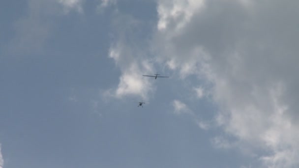 Aviões voando alto no céu azul vídeo — Vídeo de Stock