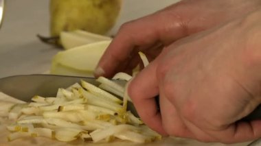 Tahta bir videoda armut kesme