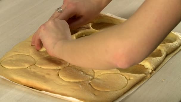 Cuisinière retirant la pâte de la table — Video