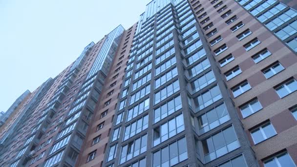 Nuevo video de fachada de edificio de varios pisos — Vídeo de stock