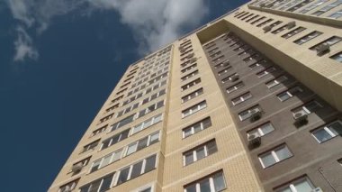 Modern çok katlı bina görüntüsü