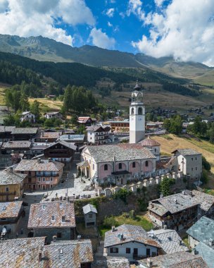 İtalya 'nın Aosta Vadisi bölgesinde güzel bir dağlık arazi ile çevrili Ayas Vadisi' ndeki tipik bir Alp köyü olan Antagnod 'un hava manzarası