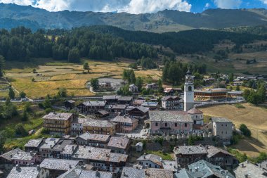 İtalya 'nın Aosta Vadisi bölgesinde güzel bir dağlık arazi ile çevrili Ayas Vadisi' ndeki tipik bir Alp köyü olan Antagnod 'un hava manzarası