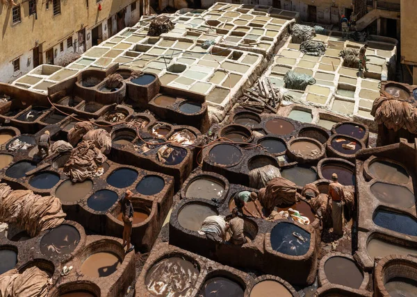 Fez, Fas, 1 Mayıs 2025. Fez Medina 'nın ünlü bir simgesi olan Chouara Tabakhanesi' ndeki boya fıçılarının detayları.