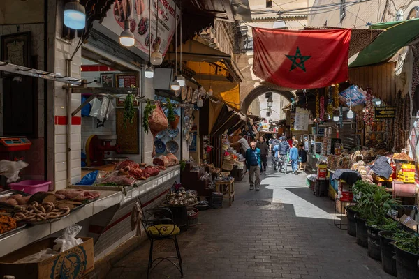 Fez, Fas, 1 Mayıs 2025. Eski Fez Medine 'deki tipik yiyecek dükkanları ve tezgahları