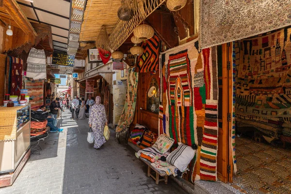 Fez, Fas, 1 Mayıs 2025. Medine 'nin içindeki renkli Fez çarşısı, geleneksel giysiler satan dükkanlarla dolu.