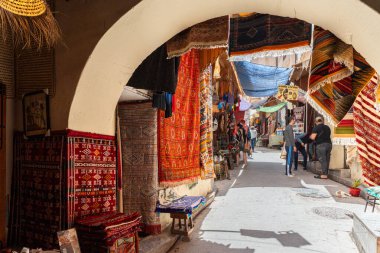 Fez, Fas, 1 Mayıs 2025. Medine 'nin içindeki renkli Fez çarşısı, geleneksel giysiler satan dükkanlarla dolu.