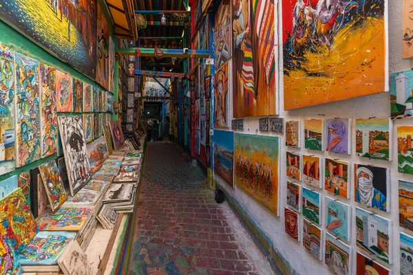 Fes, Fas, 1 Mayıs 2025. Gökkuşağı Sokağı manzarası, Fes Medina 'da renkli sanat eserleri sergilenen bir ara sokak.