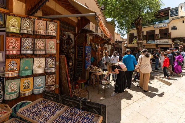 Fez, Fas, 1 Mayıs 2025. Fez Medina 'nın merkezindeki Sefferaine Meydanı' ndan geleneksel esnaf dükkanları