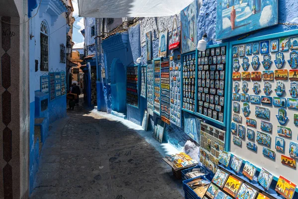 Şef Chaouen, Fas, 2 Mayıs 2025. Chefchaouen Medina 'da tipik bir mavi sokakta hediyelik eşya dükkanı.