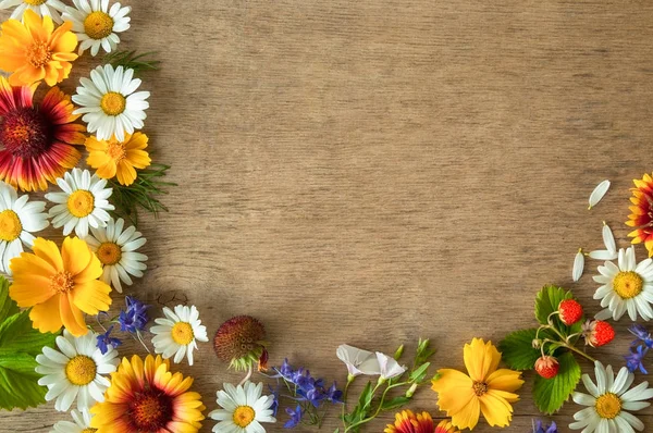 alan çiçek ve meyveleri ahşap arka plan üzerinde. Metin için yer.