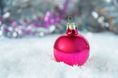 Kırmızı Noel top parlak süslemeleri fonunda karda