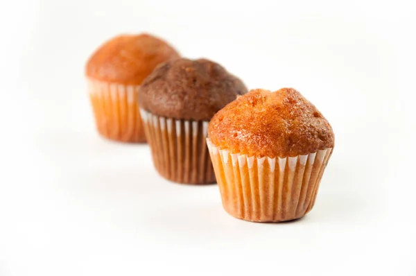 Beyaz arka plan üzerinde seçici odak izole limon ve çikolatalı kek yakın çekim.