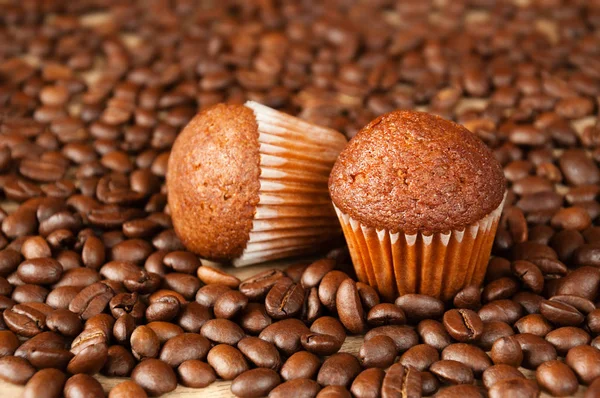 Kavrulmuş kahve çekirdekleri arka plan üzerine çikolatalı kek.