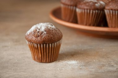 arka plan bir plaka üzerinde bir muffin kekler, seçici odak ile yakın çekim.