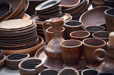 Seramik seramik. Çanak çömlek, sürahi, tabak çeşitli türleri.