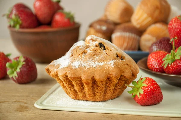 Mutfak ta çilek ile taze ev yapımı lezzetli muffins — Stok fotoğraf