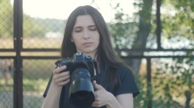 Parkta çekim kadın fotoğrafçı portresi.