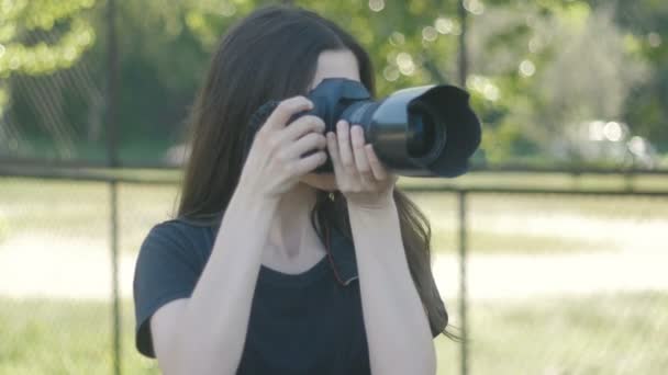 Portret van de vrouw-fotograaf fotograferen in Park. — Stockvideo