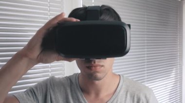 Office arka plan 360 video izlemek için Vr kulaklığı kullanan genç adam. Yakın çekim.