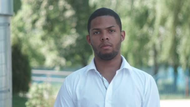 Retrato de hombre de negocios afroamericano en camisa blanca al aire libre en el parque — Vídeos de Stock