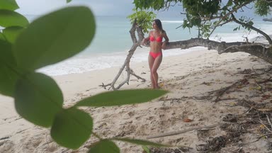 okyanusun bir arka plan üzerinde sahilde bir Mayo Bikini genç bir kız portresi. Slowmotion