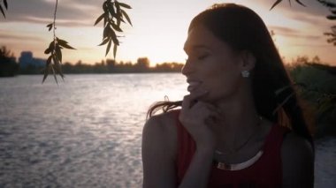 günbatımı bir su birikintisi arka planı de akşam çekici gülümseyen genç kadın portresi