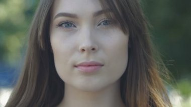 Sevimli kız açık yüz portresi kadar kapatın