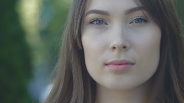 Primer plano Retrato de cara de linda chica al aire libre — Vídeos de Stock