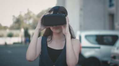 Sokakta Vr gözlükle etrafında seyir çekici kadın portresi. Kızın expirience yaz açık sanal gerçeklik kulaklık giyen süre.