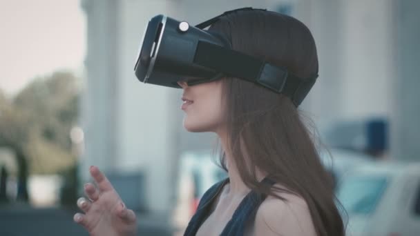 Κοπέλα φορώντας εικονική πραγματικότητα γυαλιά ύπαιθρο στο δρόμο υπόβαθρο — Αρχείο Βίντεο