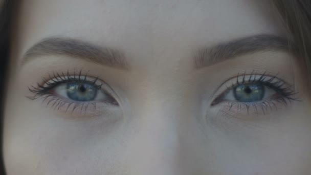 Närbild av unga kvinnans ögon utomhus, makro — Stockvideo