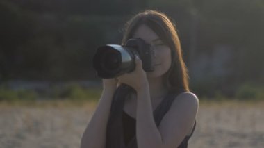 Turist kadın fotoğrafçı profesyonel kamera ile fotoğraf ourdoor yapar.