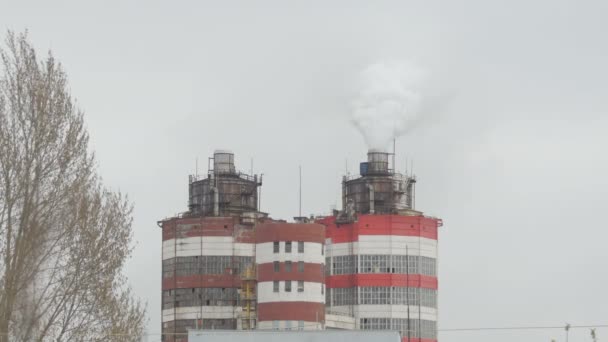 Industriële pijpen. Luchtverontreiniging door emissies van industriële rook — Stockvideo